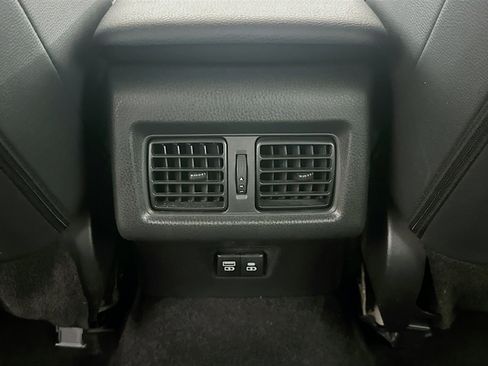 Used 2025 Toyota Camry SE image 28