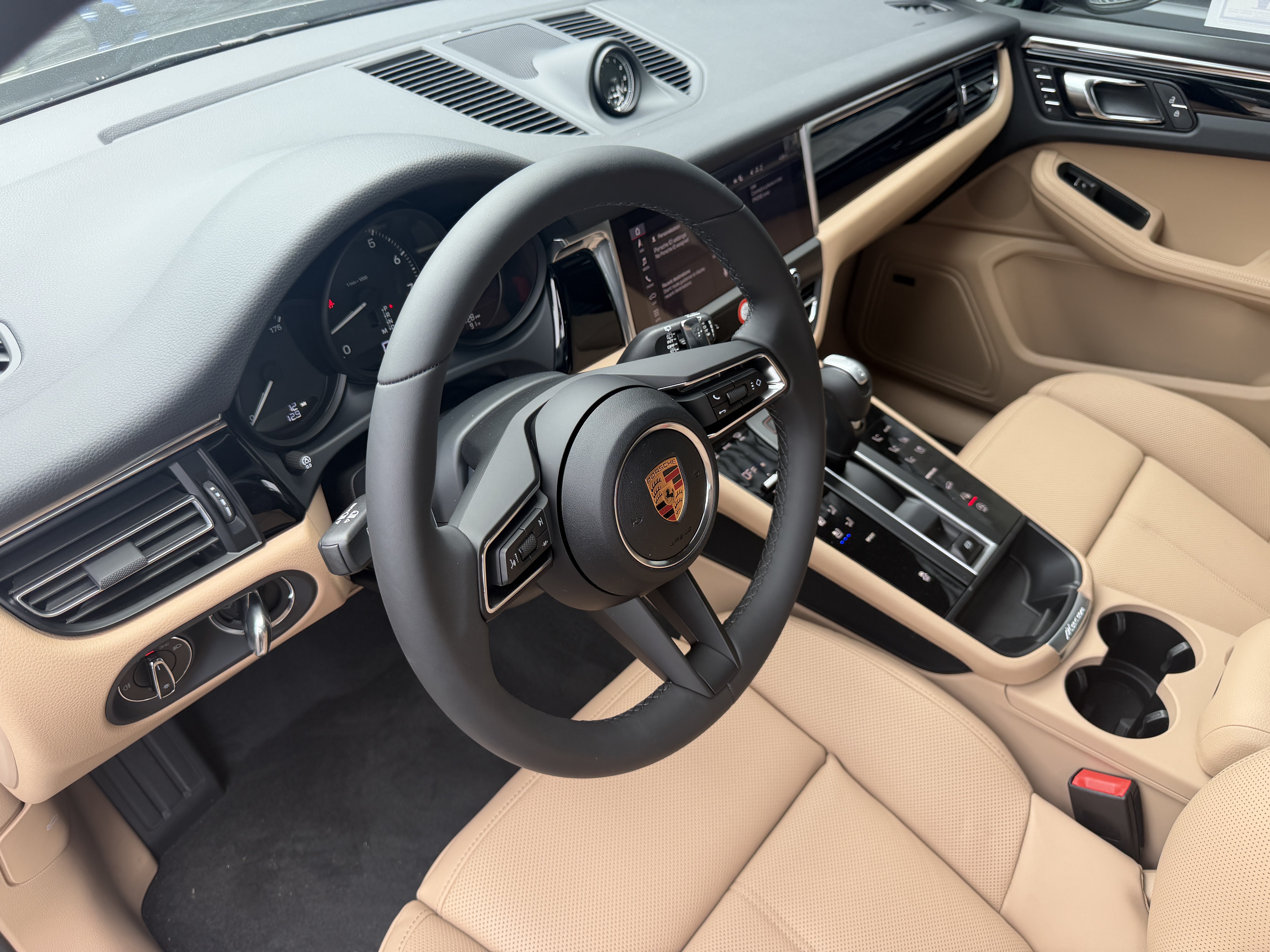 New 2026 Porsche Macan AWD/4WD image 4
