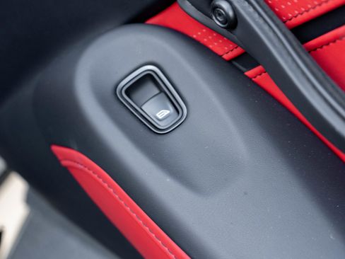 Used 2023 Aston Martin V8 Vantage Coupe image 32