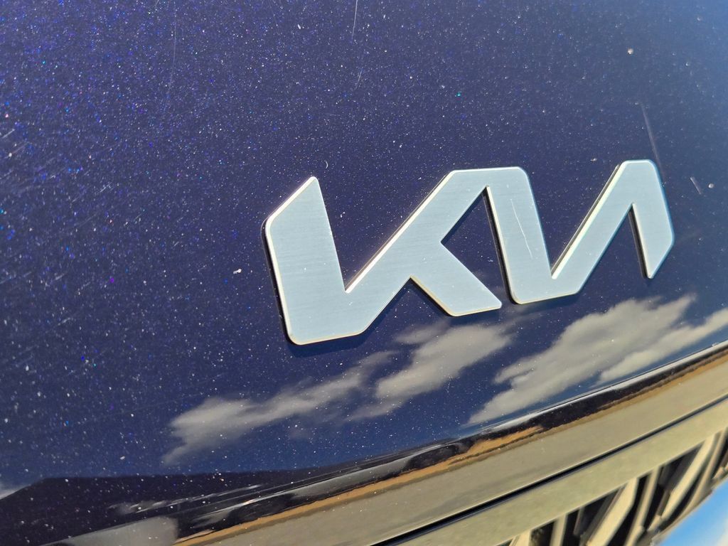 Certified 2025 Kia Carnival EX FWD image 5