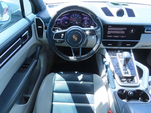 Used 2022 Porsche Cayenne AWD/4WD image 6