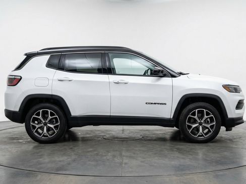 Used 2025 Jeep Compass Limited AWD/4WD image 11
