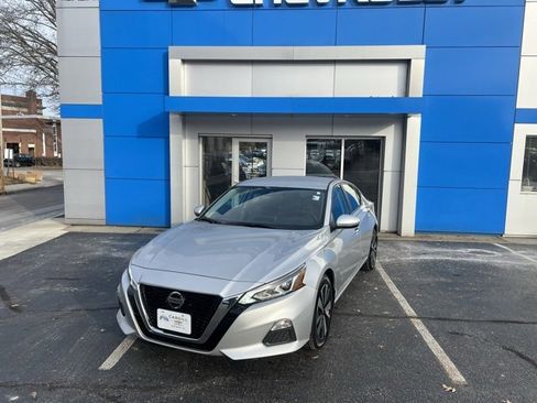 Used 2022 Nissan Altima 2.5 SV image 2
