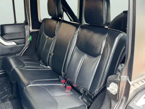 Used 2016 Jeep Wrangler Unlimited Rubicon w/ Connectivity Group AWD/4WD image 17
