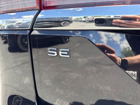Used 2024 Volkswagen Atlas SE AWD/4WD image 11