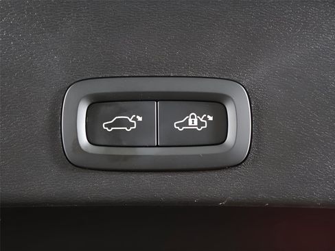 Used 2023 Volvo XC40 B5 Plus w/ Protection Package Premier image 21