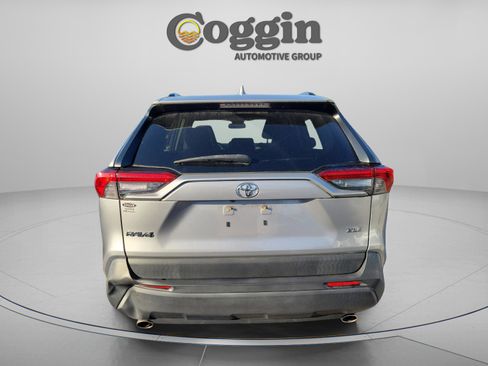 Used 2019 Toyota RAV4 XLE w/ Convenience Package FWD image 3