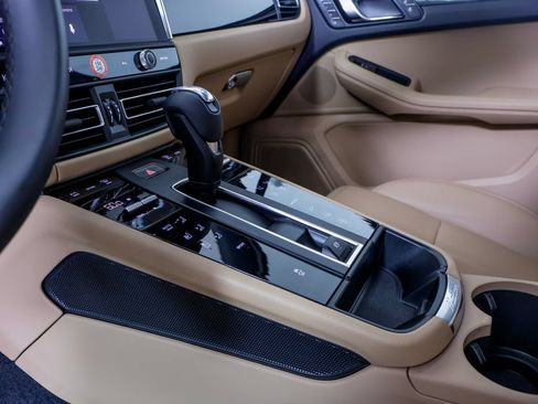 Certified 2026 Porsche Macan AWD/4WD image 23