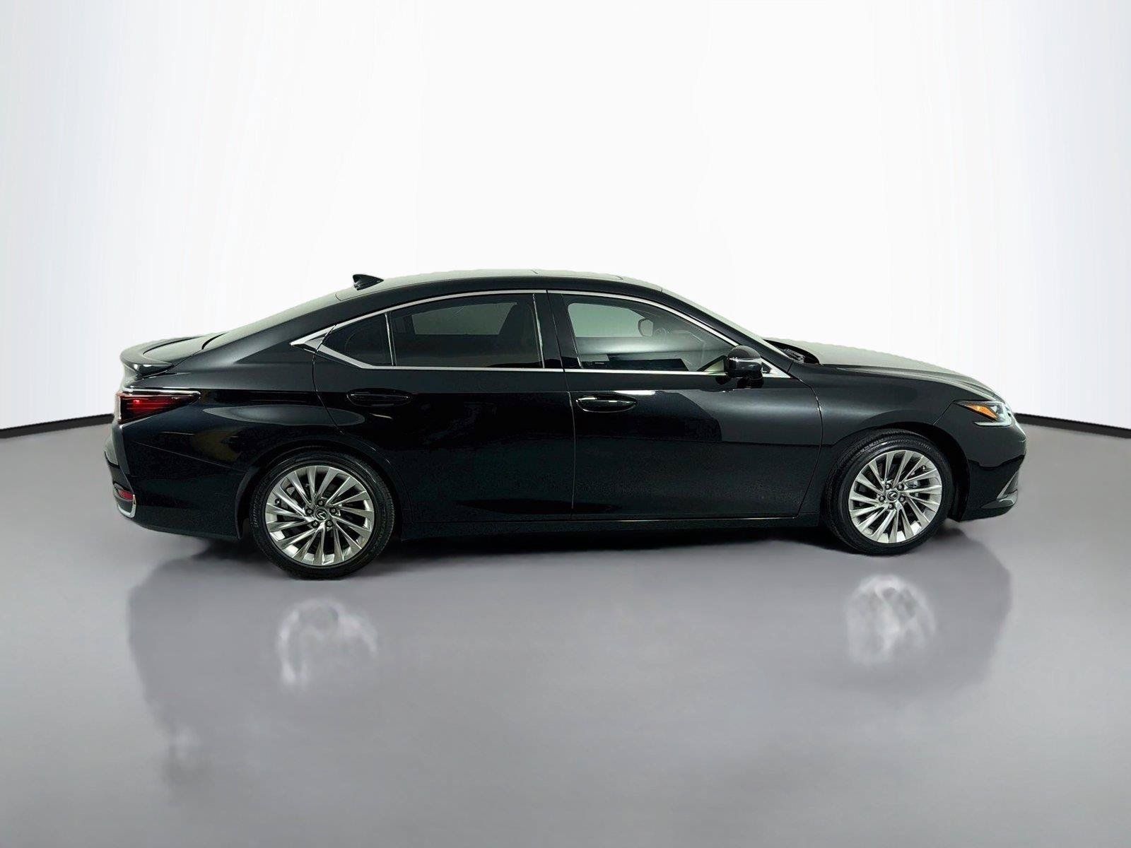 Used 2023 Lexus ES 300h Ultra Luxury w/ Accessory Package (Z2) FWD image 4