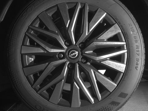 Used 2025 Nissan Altima 2.5 SV FWD image 14