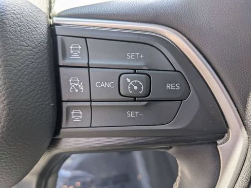 Used 2023 Jeep Grand Cherokee Altitude AWD/4WD image 21