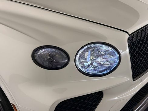 Used 2024 Bentley Bentayga Plug-In Hybrid image 9