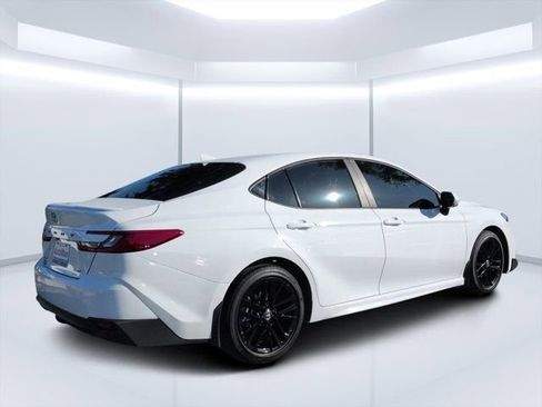 Used 2025 Toyota Camry SE FWD image 3