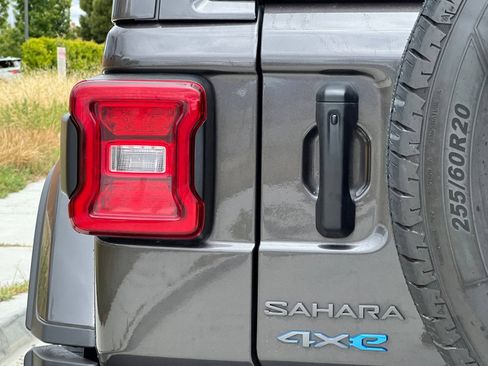 Used 2025 Jeep Wrangler Unlimited Sahara AWD/4WD image 27