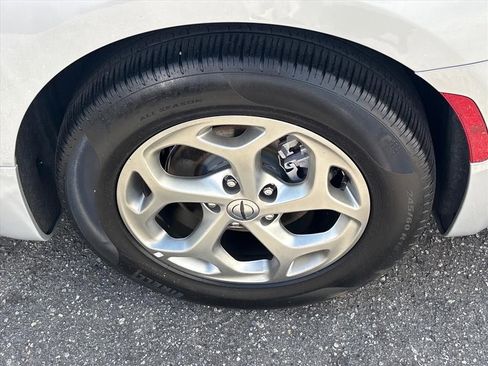 Used 2024 Chrysler Pacifica Limited image 7