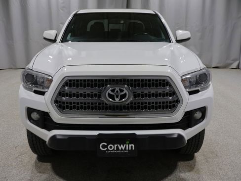 Used 2017 Toyota Tacoma TRD Off-Road w/ Premium & Technology Package AWD/4WD image 17