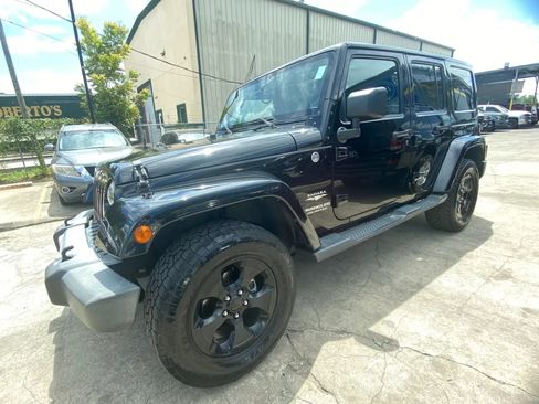 Used 2015 Jeep Wrangler Unlimited Sahara w/ Connectivity Group AWD/4WD image 2