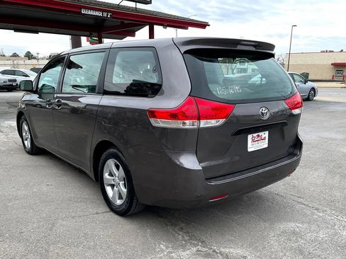 Used 2012 Toyota Sienna w/ Towing Pkg FWD image 4