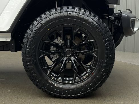Used 2024 Jeep Wrangler Unlimited Sahara w/ Technology Group AWD/4WD image 9