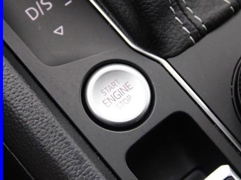 Used 2022 Volkswagen Atlas Cross Sport SE w/ Panoramic Sunroof Package image 34