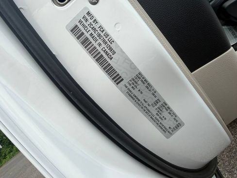 Used 2024 Chrysler Pacifica Touring-L FWD image 26