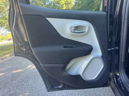 Used 2018 Jeep Renegade Latitude w/ Cold Weather Group AWD/4WD image 9