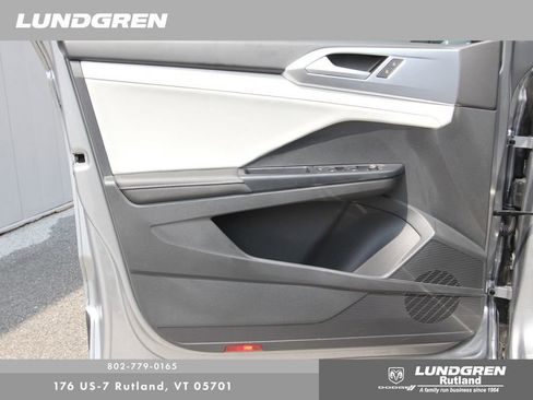 Used 2025 Volkswagen Taos SE image 11