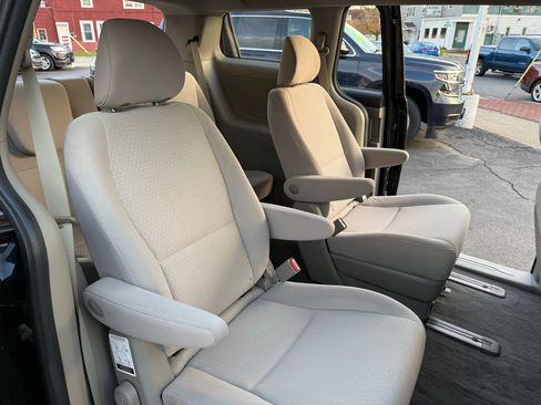 Used 2018 Kia Sedona L image 26