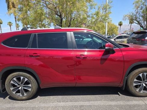 Used 2024 Toyota Highlander XLE FWD image 4