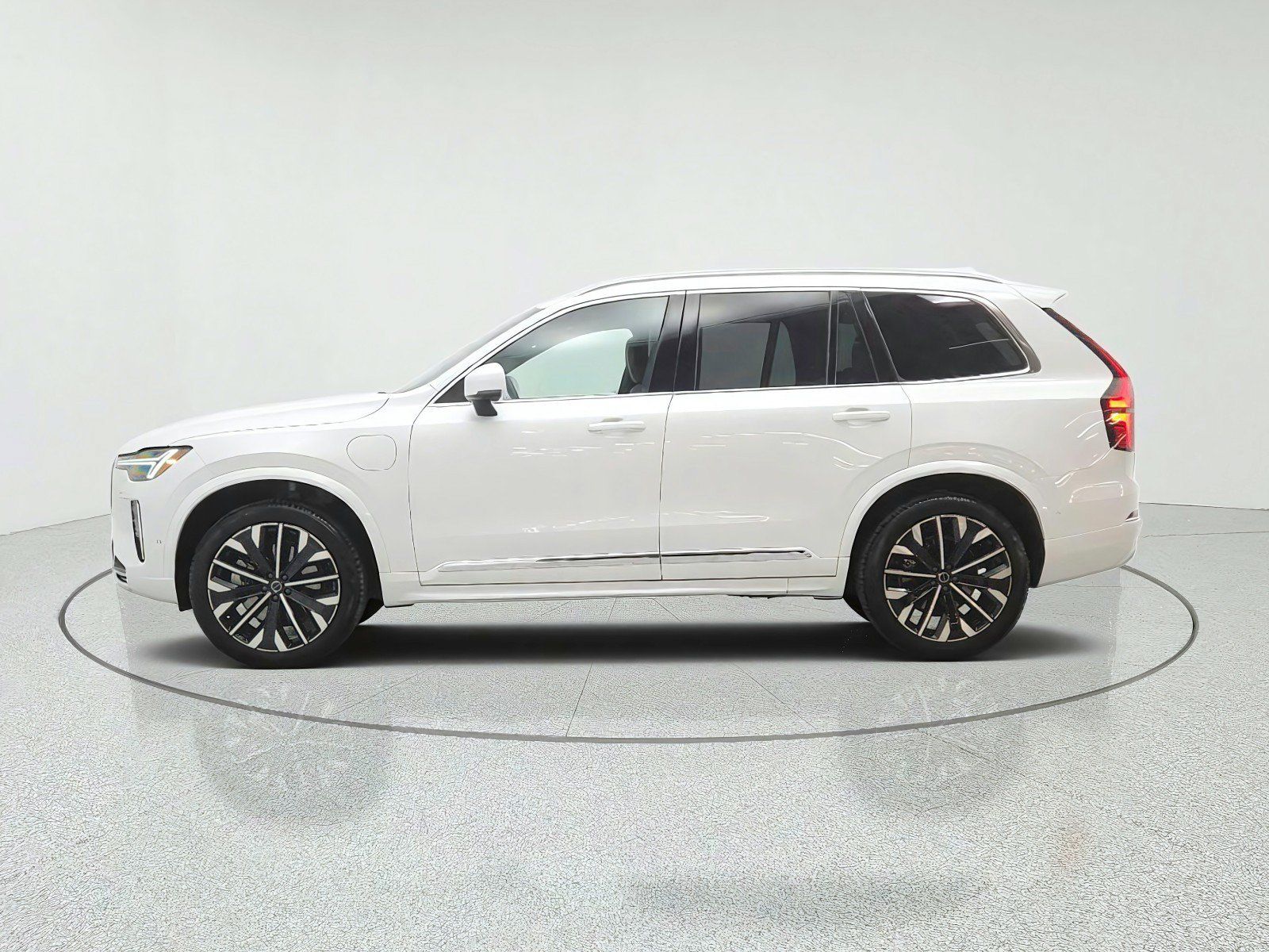 Used 2026 Volvo XC90 T8 Plus w/ Protection Package Premier AWD/4WD image 8