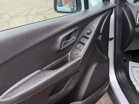 Used 2018 Chevrolet Trax LT w/ LT Convenience Package image 17
