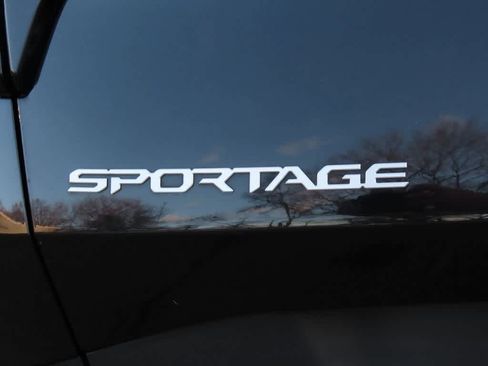 Used 2023 Kia Sportage LX image 7