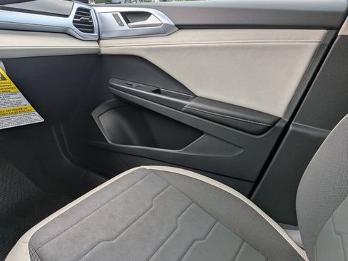 New 2026 Volkswagen Taos SE image 18