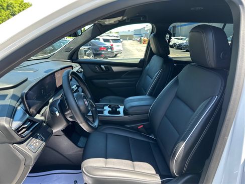 Used 2025 Buick Enclave Preferred AWD/4WD image 9
