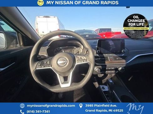 Used 2025 Nissan Altima 2.5 SV FWD image 6