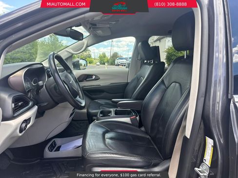 Used 2017 Chrysler Pacifica Touring-L Plus FWD image 9