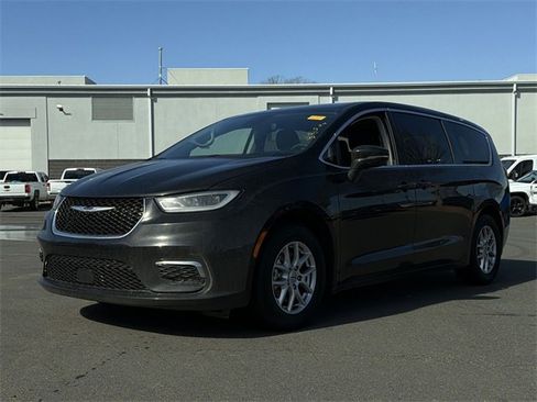 Used 2024 Chrysler Pacifica Touring-L image 2