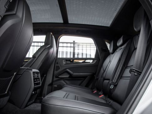 Certified 2025 Porsche Cayenne GTS AWD/4WD image 37