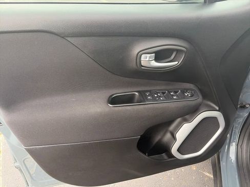 Used 2018 Jeep Renegade Latitude w/ Popular Equipment Group image 17