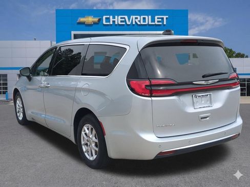 Used 2023 Chrysler Pacifica Touring-L FWD image 4