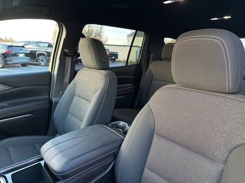 Used 2025 Chevrolet Traverse LT image 25