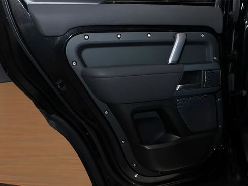 Used 2023 Land Rover Defender 110 X-Dynamic SE image 28