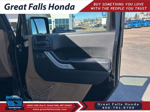 Used 2017 Jeep Wrangler Unlimited Sahara w/ Dual Top Group image 30