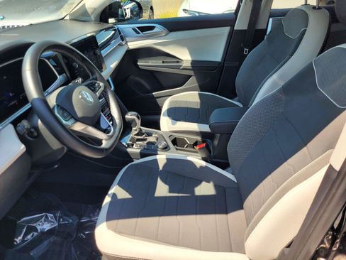 Certified 2025 Volkswagen Taos SE AWD/4WD image 19