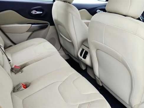 Used 2020 Jeep Cherokee Latitude FWD image 36