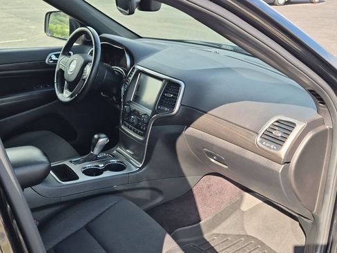 Used 2018 Jeep Grand Cherokee Laredo AWD/4WD image 28