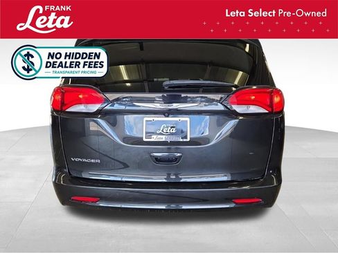 Used 2023 Chrysler Voyager LX FWD image 5