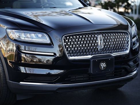 Used 2021 Lincoln Nautilus Reserve image 2