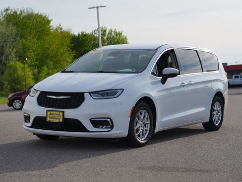 Used 2023 Chrysler Pacifica Touring-L FWD image 7