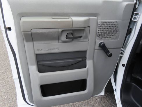 Used 2014 Ford E-150 and Econoline 150 RWD image 10